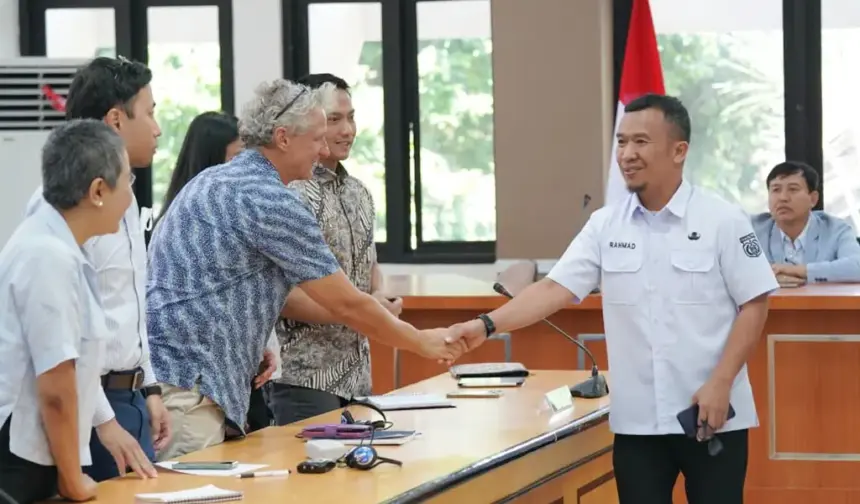 Plt. Asisten Bidang Perekonomian dan Pembangunan Setda Kota Palu, Rahmad Mustafa (kanan) menyalami delegasi Myanmar pada sharing pemulihan pascabencana di palu, Rabu (25/2/2026). (©Prokopim Setda Kota Palu/Jufri)