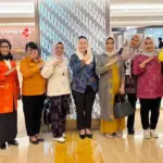 Waali Palu Imelda Liliana Muhidin (tengah) bersama Kepala DPmPTSP dan Kepala Puskesmas Talise menunjukkan sertifikat penghargaan yang baru diteriam dari Kemen PAN-RB di Jakarta, Rabu (11/2/2026). (©Diskominfosantik Palu)