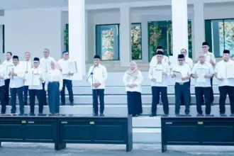 Gubernur dan Wakil Gubernur Sulteng memimpin Apel Gabungan di halaman Kantor Gubernur Sulteng, Jumat (20/2/2026). (©Humas Pemprov Sutleng)