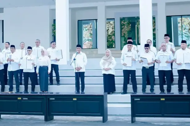 Gubernur dan Wakil Gubernur Sulteng memimpin Apel Gabungan di halaman Kantor Gubernur Sulteng, Jumat (20/2/2026). (©Humas Pemprov Sutleng)