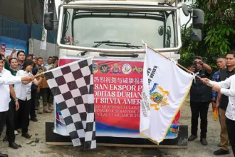 Gubernur Sulteng Anwar Hafid mlepas eksor perdana durian di parigi Moutong, Kamis (26/2/2026). (©Huams Pemprov Sulteng)