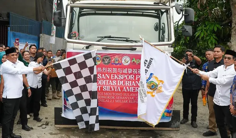 Gubernur Sulteng Anwar Hafid mlepas eksor perdana durian di parigi Moutong, Kamis (26/2/2026). (©Huams Pemprov Sulteng)