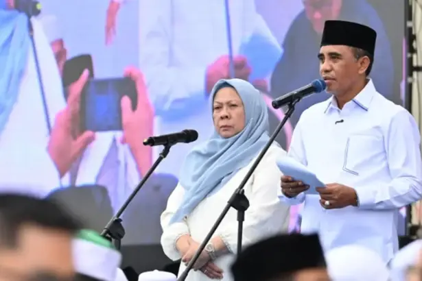 Bugernur Anwar Hafid dan Wagub Reny A Lamadjido pada peringatan setahun memimpin Sulteng di Masjid Baitul Khairaat, Minggu (22/2/2026). (©Humas Pemprov Sulteng)