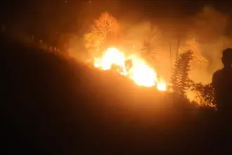 Warga menggunakan alat semprot berusah memadamkan api yang membakar lahan perkebunan di Kasimbar, Parimo, Rabu (25/2/2026) malam. (©Humas Polres Parimo)