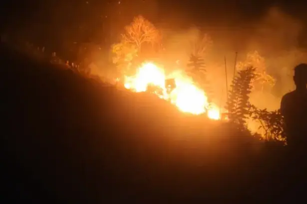 Warga menggunakan alat semprot berusah memadamkan api yang membakar lahan perkebunan di Kasimbar, Parimo, Rabu (25/2/2026) malam. (©Humas Polres Parimo)