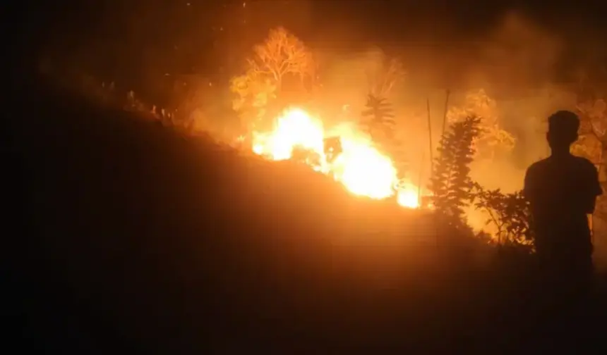 Warga menggunakan alat semprot berusah memadamkan api yang membakar lahan perkebunan di Kasimbar, Parimo, Rabu (25/2/2026) malam. (©Humas Polres Parimo)