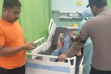 WNA asal China mendapat perawatan medis setlah menjadi korban penganiayaan di Palu Utara, Senin (16/2/2026). (©Humas Polresta Palu)