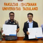 Dekan Fak Kehutananan Untad Prof Yusran dan Direktur ROA Sulteng Moch. Subarkah menunjukkan naskah kesepakatan di Palu, Jumat (30/1/2026). (©ROA Sulteng)