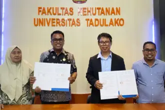 Dekan Fak Kehutananan Untad Prof Yusran dan Direktur ROA Sulteng Moch. Subarkah menunjukkan naskah kesepakatan di Palu, Jumat (30/1/2026). (©ROA Sulteng)