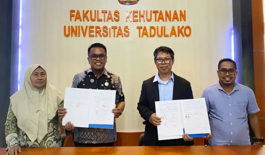 Dekan Fak Kehutananan Untad Prof Yusran dan Direktur ROA Sulteng Moch. Subarkah menunjukkan naskah kesepakatan di Palu, Jumat (30/1/2026). (©ROA Sulteng)