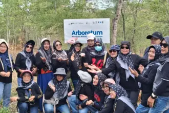 Foto bersama Majelis Ta'lim Jabval Nur usai tanam pohon di Tahura SUlteng, Selasa (17/2/2026). (©RPA Sulteng)