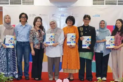Head of Programmes UN Women Indonesia, Dwi Yuliawati; Presiden Green Welfare Indonesia, Nifa Rahma; bersama Tim Penulis menyerahkan Toolkit Aksi Iklim Orang Muda kepada Koordinator Pokja Pemantauan & Evaluasi Adaptasi Perubahan Iklim, Kementerian Lingkungan Hidup, Nuraeni. (©UN Women/Christina Phan)