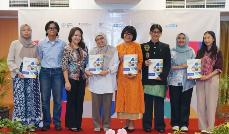 Head of Programmes UN Women Indonesia, Dwi Yuliawati; Presiden Green Welfare Indonesia, Nifa Rahma; bersama Tim Penulis menyerahkan Toolkit Aksi Iklim Orang Muda kepada Koordinator Pokja Pemantauan & Evaluasi Adaptasi Perubahan Iklim, Kementerian Lingkungan Hidup, Nuraeni. (©UN Women/Christina Phan)