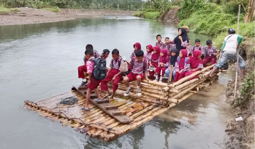 Anak-anak di Tonggolobibi Bertaruh Untuk Pendidikan