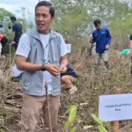 Kepala Balai POM Palu Mardianto memimpin penanaman pohon di Tahura Kapopo, Jumat (13/2/2026). (©ROA)