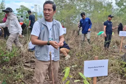 Kepala Balai POM Palu Mardianto memimpin penanaman pohon di Tahura Kapopo, Jumat (13/2/2026). (©ROA)