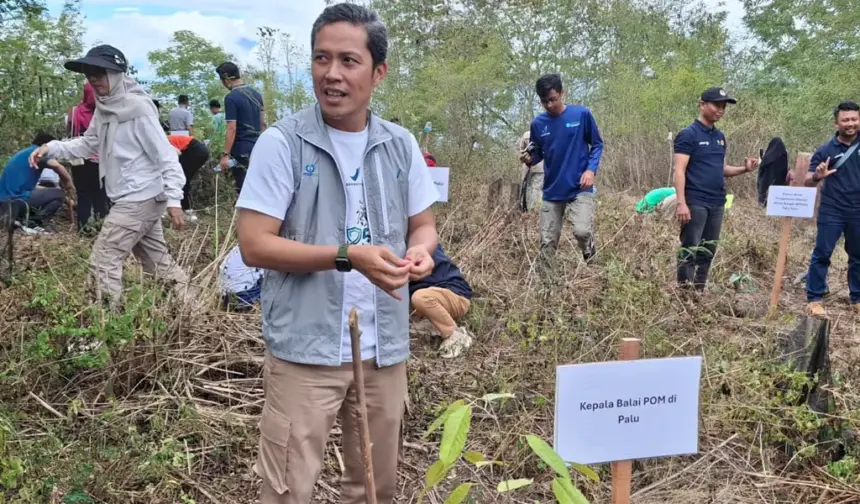 Kepala Balai POM Palu Mardianto memimpin penanaman pohon di Tahura Kapopo, Jumat (13/2/2026). (©ROA)