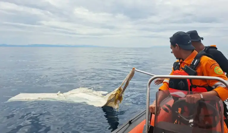Operasi SAR pencarian dua ABK KLM Nur Ainun Balqis di Selat Makassar. (©Basarnas Palu)