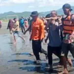 Tima SAR bersama warga mengevakuasi jenazah anak yang tenggelam di Pantai Leok, Buol, Sabtu (7/2/2026). (©Basarnas Palu)