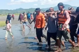 Tima SAR bersama warga mengevakuasi jenazah anak yang tenggelam di Pantai Leok, Buol, Sabtu (7/2/2026). (©Basarnas Palu)