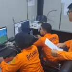 Personel Basarnas mengidentifikasi lokasi tenggelamnya seoang anak di pantai Leok Buol, Jumat (6/2/2026). (©Basarnas Palu)