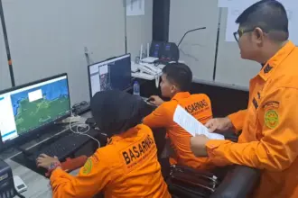 Personel Basarnas mengidentifikasi lokasi tenggelamnya seoang anak di pantai Leok Buol, Jumat (6/2/2026). (©Basarnas Palu)