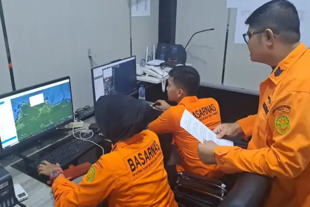 Personel Basarnas mengidentifikasi lokasi tenggelamnya seoang anak di pantai Leok Buol, Jumat (6/2/2026). (©Basarnas Palu)