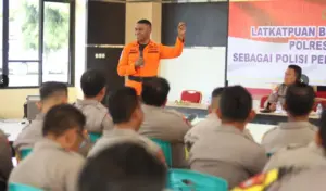 Suasana pelatihan water rescue kepada Bhabinkamtibmas Polres Banggai di Luwuk, Senin (9/2/2026). (©Basarnas Palu)