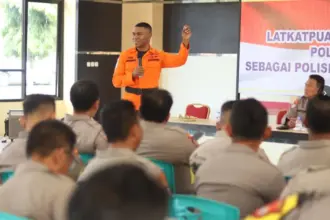 Suasana pelatihan water rescue kepada Bhabinkamtibmas Polres Banggai di Luwuk, Senin (9/2/2026). (©Basarnas Palu)
