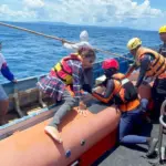 Salah seorang penumpang dievakuasi oleh Tim SAR di perairan Banggai Laut, Senin (16/2/2026). (©Basarnas Palu)