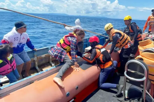 Salah seorang penumpang dievakuasi oleh Tim SAR di perairan Banggai Laut, Senin (16/2/2026). (©Basarnas Palu)