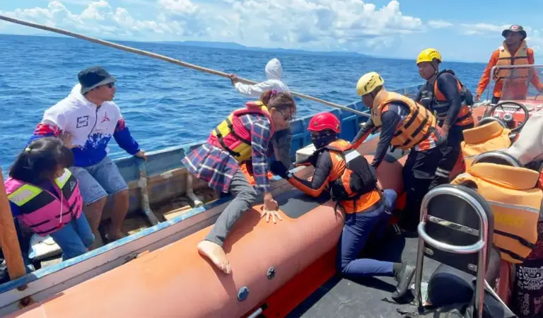 Salah seorang penumpang dievakuasi oleh Tim SAR di perairan Banggai Laut, Senin (16/2/2026). (©Basarnas Palu)