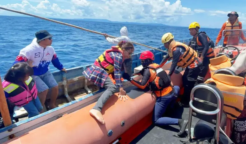 Salah seorang penumpang dievakuasi oleh Tim SAR di perairan Banggai Laut, Senin (16/2/2026). (©Basarnas Palu)
