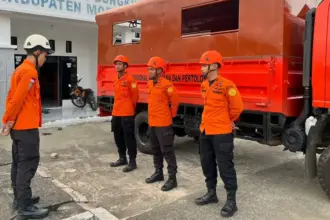 Tim SAR Pos Morowali bersiap meuju lokasi pekerja tambang yang tertimbun material di Morowali, Rabu (18/2/2026). (©Basarnas Palu)