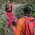 Nenek Saripah dievakuasi tim SAR saat ditemukan selamat setelah dinyatakan hilang selama 6 hari di Desa Walatana, Sigi, Jumat (27/2/2026). (©Basarnas Palu)