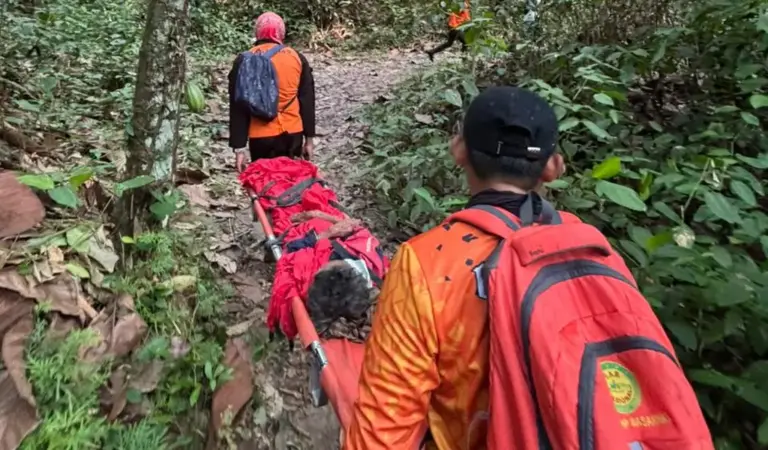 Nenek Saripah dievakuasi tim SAR saat ditemukan selamat setelah dinyatakan hilang selama 6 hari di Desa Walatana, Sigi, Jumat (27/2/2026). (©Basarnas Palu)