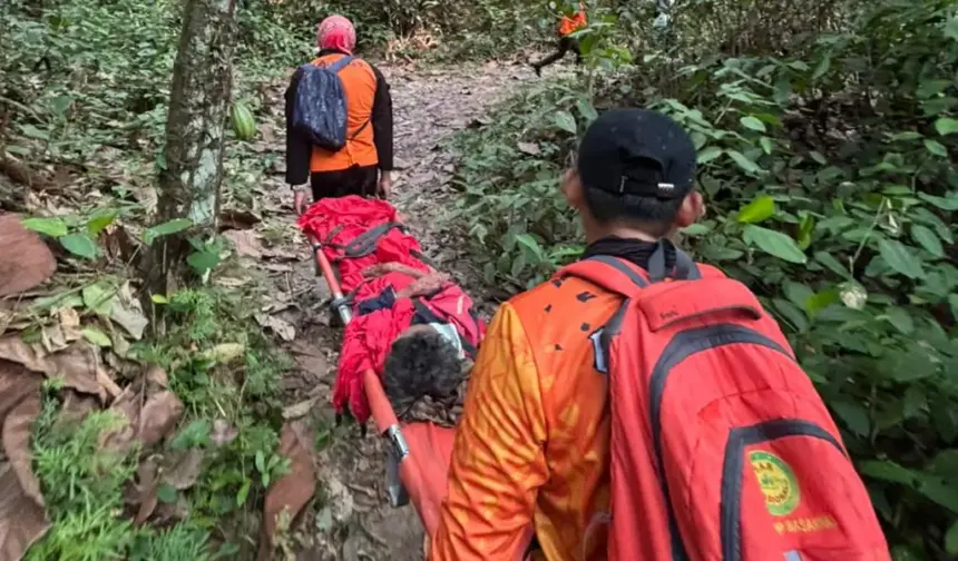 Nenek Saripah dievakuasi tim SAR saat ditemukan selamat setelah dinyatakan hilang selama 6 hari di Desa Walatana, Sigi, Jumat (27/2/2026). (©Basarnas Palu)