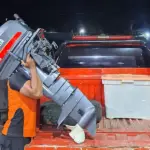 Personel SAR Pos Parigi memanggul mesin boat untuk opersai pencarian seorang nelayan yang dilaporkan hilang di perairan Tinombo, Parimo, Senin (23/2/2026). (©Basarnas Palu)