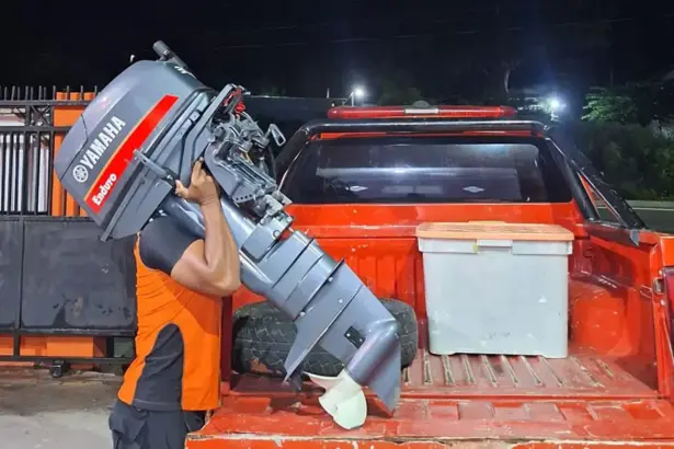 Personel SAR Pos Parigi memanggul mesin boat untuk opersai pencarian seorang nelayan yang dilaporkan hilang di perairan Tinombo, Parimo, Senin (23/2/2026). (©Basarnas Palu)