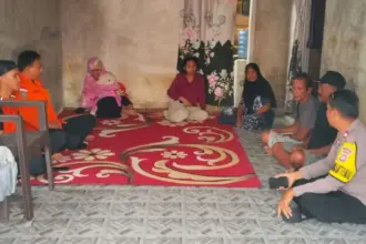 Anto (30) kembali berkumpul bersama keluargany setelah dinyatakan hilang saat memenacing di perairan Tinombo, Parimo, Selasa (24/2/2026). (©Basarnas Palu)