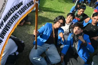 Sejumlah mahasiswa Untad yang berunjuk rasa di depan kantor DPRD Sutleng di Palu, Jumat (27/2/2026). (©bmzIMAGES/Basri Marzuki)