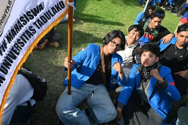 Sejumlah mahasiswa Untad yang berunjuk rasa di depan kantor DPRD Sutleng di Palu, Jumat (27/2/2026). (©bmzIMAGES/Basri Marzuki)