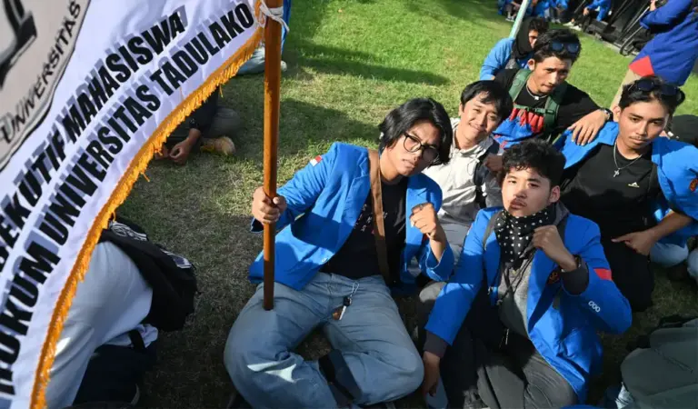 Sejumlah mahasiswa Untad yang berunjuk rasa di depan kantor DPRD Sutleng di Palu, Jumat (27/2/2026). (©bmzIMAGES/Basri Marzuki)
