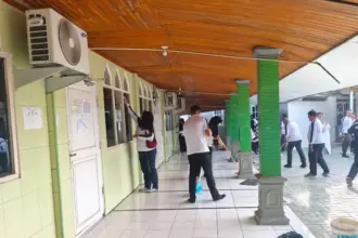 Kerja bakti membersihakn masjid oleh karyawan Ditjenpas Sulteng, Rabu (18/2/2026). (©Ditjenpas Sulteng)