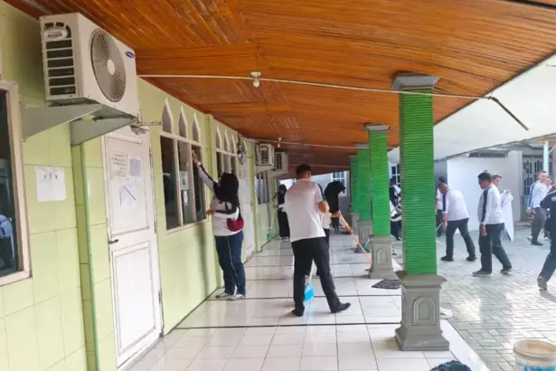 Kerja bakti membersihakn masjid oleh karyawan Ditjenpas Sulteng, Rabu (18/2/2026). (©Ditjenpas Sulteng)
