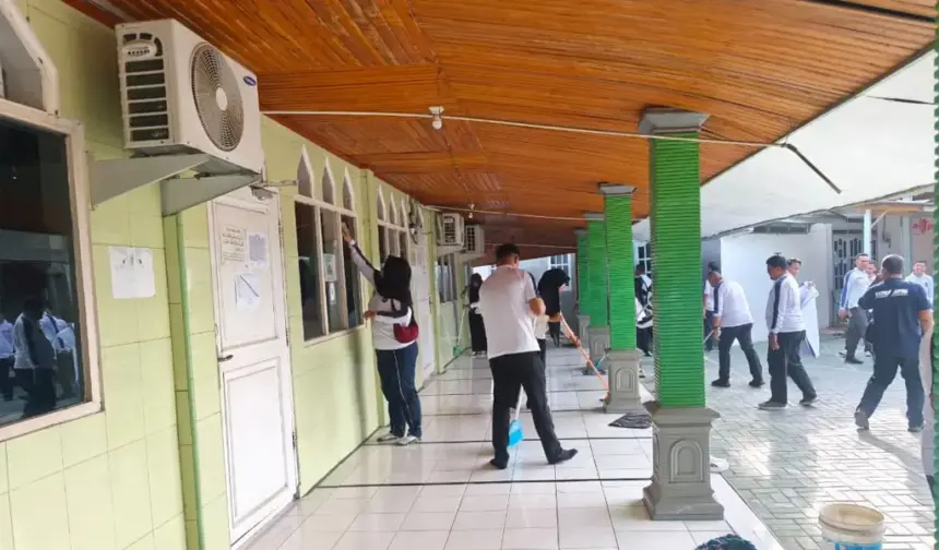 Kerja bakti membersihakn masjid oleh karyawan Ditjenpas Sulteng, Rabu (18/2/2026). (©Ditjenpas Sulteng)