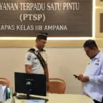 Kakanwil Ditjenpas Sulteng Bagus Kurniawan meninjau layanan PTSP usai diresmikannya di Lapas Ampana, Tojo Unauna, Kamis (26/2/2026). (©Humas Ditjenpas Sulteng)