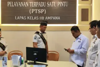 Kakanwil Ditjenpas Sulteng Bagus Kurniawan meninjau layanan PTSP usai diresmikannya di Lapas Ampana, Tojo Unauna, Kamis (26/2/2026). (©Humas Ditjenpas Sulteng)