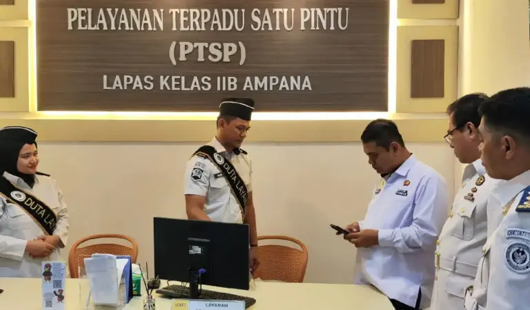 Kakanwil Ditjenpas Sulteng Bagus Kurniawan meninjau layanan PTSP usai diresmikannya di Lapas Ampana, Tojo Unauna, Kamis (26/2/2026). (©Humas Ditjenpas Sulteng)