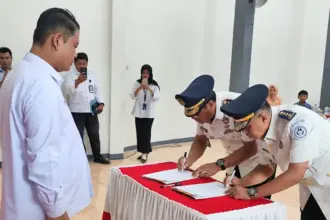 Kakanwil Ditjenpas Sulteng, Bagus Kurniawan memimpin sertijab Lapas Ampana dari Luther T Patandung ke M Nur Amin di Ampana, Kamis (26/2/2026). (©Humas Ditjenpas Sulteng)